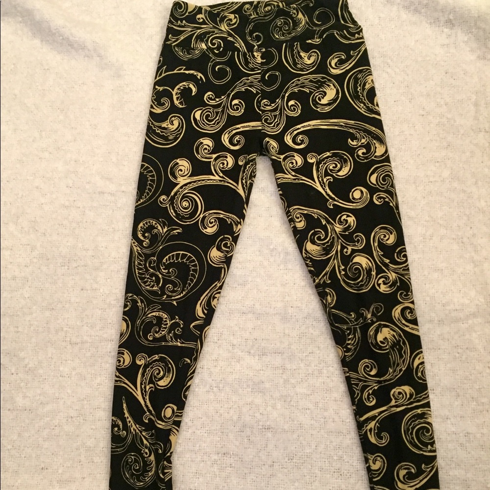 **SOLD** Lularoe leggings. Black with cream. EUC!